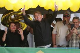 El presidente de Brasil, Jair Bolsonaro, saluda durante el primer acto de campaña del mandatario de cara a las elecciones presidenciales del 2 de octubre, en Juiz de Fora (Brasil).