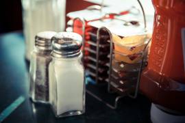 El director de la Facultad de Medicina informó que la OMS recomienda menos de 5 gramos de sal al día, es decir, una cucharadita cafetera de 5 mililitros.