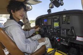 El piloto estadounidense Ethan Guo en Ginebra, Suiza, antes de despegar del aeropuerto de Ginebra para intentar un vuelo en solitario récord mundial a los siete continentes.