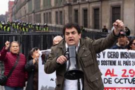 CIUDAD DE MÉXICO, 20OCTUBRE2026.- Trabajadores del Instituto Mexicano del Seguro Social (IMSS), representantes de las 37 secciones sindicales del país, se dieron cita frente a Palacio Nacional para realizar “La mañanera de la resistencia” y exigir justicia y atención a sus demandas laborales. Los trabajadores señalaron que no les recibieron el pliego petitorio dirigido a la presidenta Claudia Sheinbaum Pardo. Sobre la calle de Moneda se observó un despliegue de elementos policiacos detrás de los manifestantes. FOTO: CAMILA AYALA BENABIB/CUARTOSCURO.COM