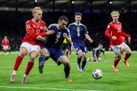 Glasgow (United Kingdom), 18/11/2025.- John McGinn of Scotland (2-L) in action against Victor Froholdt of Denmark (L) during the FIFA World Cup 26 UEFA qualifier between Scotland and Denmark in Glasgow, Scotland, Britain, 18 November 2025. (Mundial de Fútbol, Dinamarca, Reino Unido) EFE/EPA/ROBERT PERRY