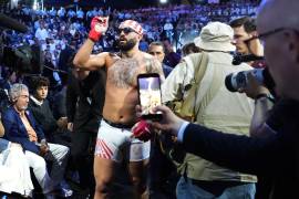Josh Hokit abandona el ring tras ganar su combate contra Derrick Lewis en el evento UFC Freedom 250, celebrado en el jardín sur de la Casa Blanca en Washington.