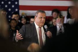 El ex gobernador de Nueva Jersey y entonces candidato presidencial republicano Chris Christie se dirige a los votantes durante una reunión estilo ayuntamiento en Hollis, New Hampshire.