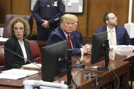 El expresidente estadounidense Donald Trump (centro) espera el inicio de una audiencia en el Tribunal Penal de la ciudad de Nueva York, el 15 de febrero de 2024.
