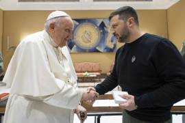El Papa Francisco recibe al presidente de Ucrania, Volodímir Zelenski, en el Vaticano.