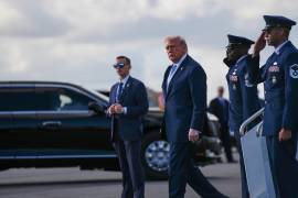El presidente Trump llega a la pista, acompañado por su seguridad y personal militar en uniforme ceremonial; su gestión de la guerra ha sido descrita como errática, oscilando entre amenazas de escalada e intentos de diplomacia.