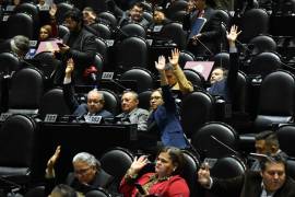 Legisladores del grupo parlamentario de Morena, en la Cámara de Diputados, durante la segunda sesión ordinaria en la que se sometió fue aprobado el dictamen en materia de plataformas digitales.