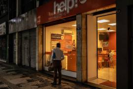 Una tienda que ofrece préstamos personales en Niteroi, Brasil. Brasil está lidiando con un endeudamiento generalizado de los hogares.