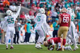 Jerome Baker (55) y Jaelan Phillips (15), defensivos de Dolphins de Miami, reaccionan después de capturar a Jimmy Garoppolo, quarterback de 49ers de San Francisco, durante la primera mitad del juego de la NFL .