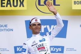 Con su jersey blanco, Isaac del Toro continúa entre los protagonistas del Tour de Francia 2026.
