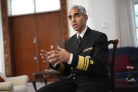 El cirujano general del Servicio de Salud Pública de Estados Unidos, Vivek Murthy, advirtió que incluso el consumo ligero o moderado de alcohol puede aumentar el riesgo de cáncer de una persona.