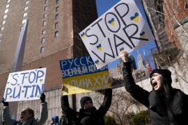 Los manifestantes que apoyan a Ucrania se reúnen frente a las Naciones Unidas durante una reunión de emergencia de la Asamblea General de la ONU, el lunes 28 de febrero de 2022, en Nueva York