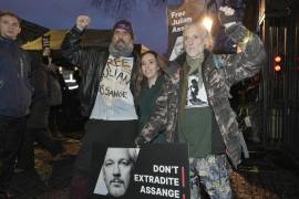 Al culminar ayer en Londres el juicio a Julian Assange, su esposa Stella encabezó unas protestas cerca de la Corte Real de Justicia.