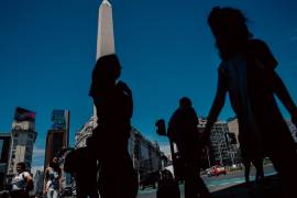 Personas caminan por una calle en Buenos Aires. Argentina entra en veda electoral con vistas al balotaje del domingo 19 de noviembre.