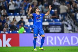 Nicolás Ibáñez celebra el gol de la remontada que le dio la victoria a Cruz Azul sobre Rayados.