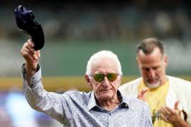 Uecker fue exaltado al Salón de la Fama con el premio Ford C. Frick en 2003.