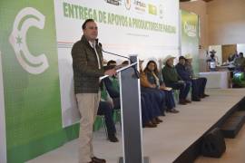 El gobernador Manolo Jiménez encabezó la entrega de apoyos a ejidatarios para el cultivo de manzanas, en San Antonio de las Alazanas.