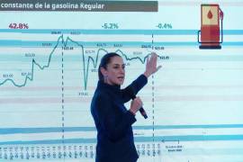 Claudia Sheinbaum, presidenta de México, muestra la gráfica referente al aumento real de los combustibles entre los gobiernos anteriores y el actual durante la “Mañanera del Pueblo” desde Palacio Nacional.