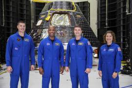 Los astronautas de la misión Artemis II, de izquierda a derecha, Jeremy Hansen, Reid Wiseman, Victor Glover y Christina Koch en el Centro Espacial Kennedy de Florida.