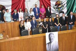 La medalla de honor “Mauricio Fernández” fue entregada a sus hijos en la sesión del Pleno del Congreso este martes.