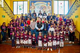 El alcalde Tomás Gutiérrez Merino encabezó la entrega de apoyos económicos a escuelas y equipos deportivos del municipio.