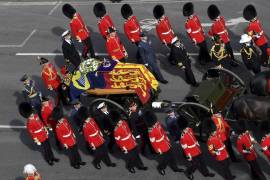 La procesión del ataúd de la reina Isabel II de Gran Bretaña se traslada desde el Palacio de Buckingham a las Casas del Parlamento para su destitución, en Londres.