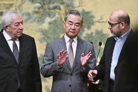 El Ministro de Asuntos Exteriores de China, Wang Yi (c), con Mahmoud al-Aloul (i) vicepresidente de Fatah, y Mussa Abu Marzuk, un alto miembro de Hamas, en la Casa de Huéspedes Estatal Diaoyutai en Beijing.