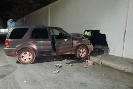 El impacto dejó un gran agujero en la pared de block; solo se registraron daños materiales.