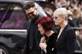 Sharon Osbourne, visiblemente conmovida, observa los homenajes dedicados a su esposo durante la emotiva ceremonia pública.