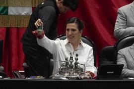 La presidenta de la Mesa Directiva de la Cámara de Diputados, Kenia López Rabadán, conminó al diputado con licencia Mayer Bretón a conducirse con honorabilidad y ética.