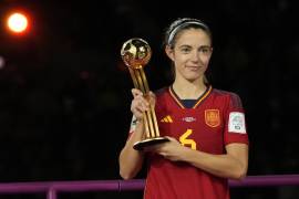 En fechas recientes, Aitana Bonmatí alzó el trofeo a la Mejor Jugadora de la UEFA y Mejor Jugadora del Mundial Femenino, comandando a España a conquistar la Copa del Mundo.