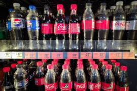 Coca-Cola iniciará con la reformulación de productos en las presentaciones más grandes.