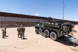 Integrantes del Ejército de los Estados Unidos, del área de Defensa Nacional, patrullando la frontera con México en el Área de Defensa Nacional, en Nuevo México.