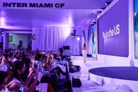 Personas asisten a la apertura del banco digital latinoamericano Nu este jueves, en Miami (Estados Unidos).