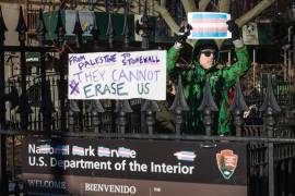 Una protesta en el Monumento Nacional Stonewall en Nueva York. El sitio web del Servicio de Parques Nacionales eliminó las referencias a personas transgénero de la página web de este monumento.