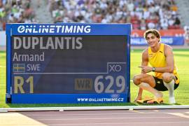 Armand Duplantis celebra en Budapest su récord mundial número 13, tras saltar 6,29 metros en el Gyulai István Memorial.