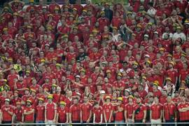 A hinchas que apoyan a la selección de Gales durante un partido ante Estados Unidos en el Mundial en Doha les fue prohibido usar gorros con los colores del arcoíris.