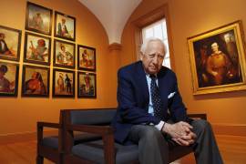 El historiador y autor David McCullough posa junto a obras de arte de George Catlin, incluído en su libro “The Greater Journey” en la Galería Nacional de Retratos en Washington el 13 de mayo de 2011. Tenía 89 años.