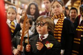 Millones de niños de todo el mundo se han transformado por momento en Harry Potter.