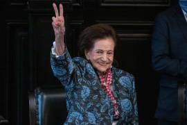 Ifigenia Martínez, presidenta de la Cámara de Diputados, falleció este día a los 94 años de edad. Así lo confirmó a través de redes sociales Ricardo Monreal, coordinador de la bancada de Morena en la Cámara de Diputados. En la imagen, Ifigenia Martínez fue galardonada con la medalla Belisario Domínguez en 2021.