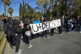 Saltillo: Bloquean estudiantes de la UAdeC bulevar Venustiano Carranza: Los manifestantes acusan inconformidad con elección de nuevo rector y piden nuevo proceso.