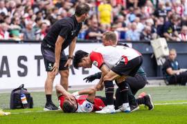 Santiago Giménez sufrió una lesión muscular durante el partido del Feyenoord contra NAC Breda, encendiendo las alarmas en la Selección Mexicana.