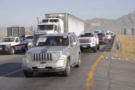 Vehículos de connacionales ingresan a Coahuila en su trayecto hacia el interior del país.