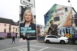 Un cartel electoral de Sinn Fein cuelga de un poste de luz en el oeste de Belfast, Irlanda del Norte.