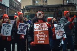 Las enfermeras gritan consignas y sostienen carteles durante una huelga de enfermeras frente al Hospital Mount Sinai en Nueva York.