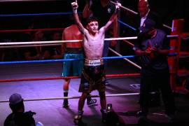 Roberto Chávez Jr levanta la mano tras su primera victoria profesional en Culiacán.