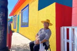 La haitiana Yolande Fertil, de 75 años posa en el barrio la Pequeña Haití este viernes en Miami.