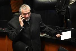 López Hernández regaló ejemplares del libro “Grandeza”, escrito por AMLO, a 67 senadores morenistas.