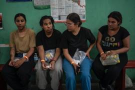 La migrante venezolana Yeneska García, segunda de la izquierda, con otros migrantes en el refugio Oasis de Paz del Espíritu Santo Amparito en Villahermosa.