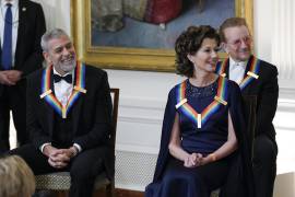 De izquierda a derecha, George Clooney, Amy Grant y Bono escuchan mientras el presidente Joe Biden en la recepción para los homenajeados del Centro Kennedy en la Casa Blanca.